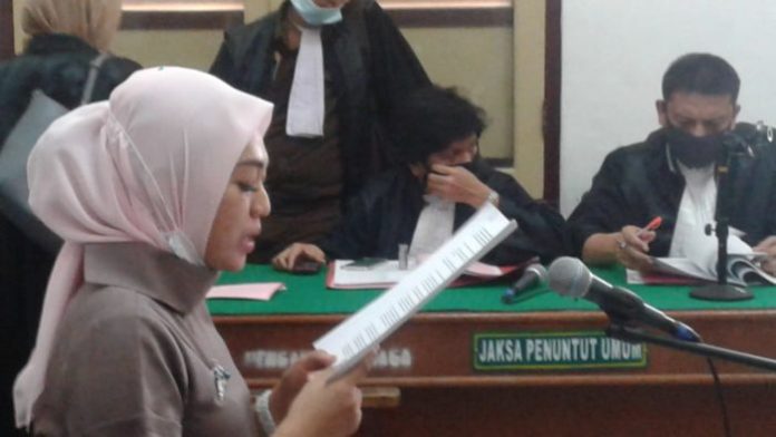 Febi Nur Amelia, terdakwa kasus pencemaran nama baik melalui sarana media sosial Instagram