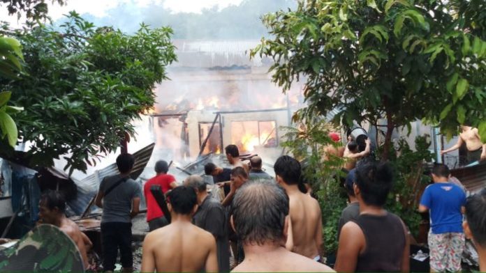 Akibat korsleting listrik, 5 rumah di Jalan KL Yos Sudarso Lorong V Kelurahan Pulo Brayan Kota Kecamatan Medan Barat, ludes terbakar