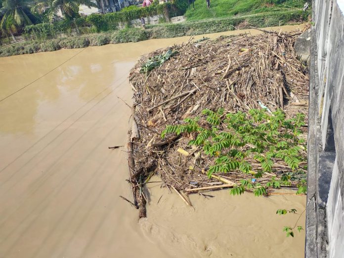 Hujan Deras, Sungai Padang Tebingtinggi Dipenuhi Tumpukan Kayu