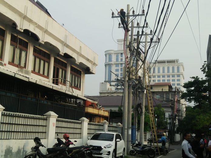 Trafo Listrik di Belakang Gedung PN Medan Meledak