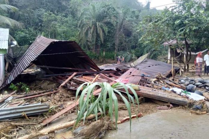 Banjir tersebut merendam setidaknya 600 rumah di lima desa