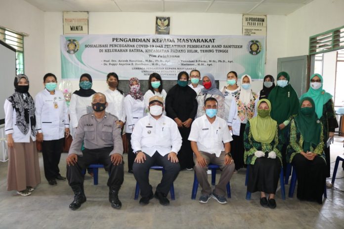 Pencegahan Covid-19, Farmasi USU Latih Pegawai Kelurahan Satria Buat Hand Sanitizer