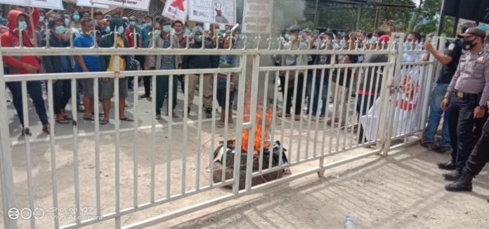 menggelar aksi demo ke Kantor DPRD Samosir