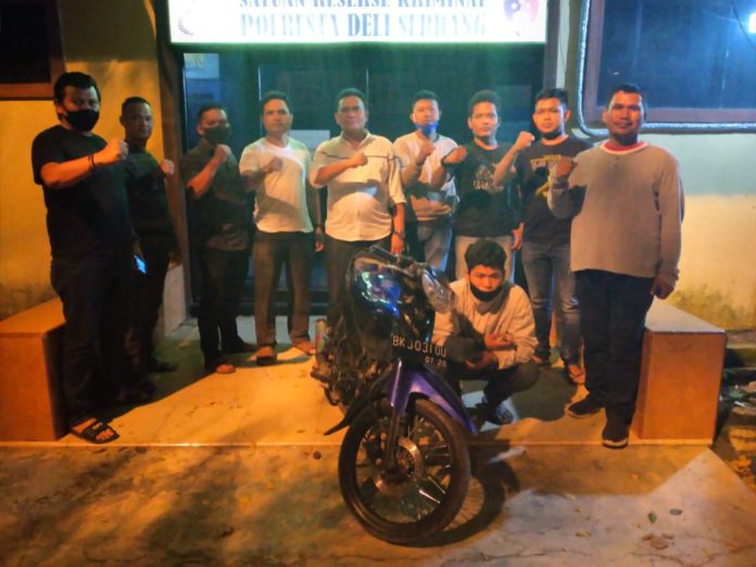 Nuaji alias Aji (22) warga Dusun Anggrek, Gang Besi, Desa Beringin, Deliserdang (jongkok) diamankan aparat Sat Reskrim Polresta Deliserdang karena lima kali melakukan aksi mencuri kereta.(f:mistar/ist)