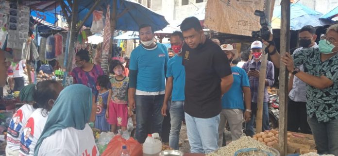 Bobby Nasution saat blusukan di Pasar Bersama (Bengkok). Ia membeli Salak Sidempuan dan ikan sale di pasar itu, Senin (26/10/20). (f:mistar/iskandar).