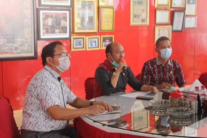 Bupati Tapanuli Utara Drs Nikson Nababan didampingi Kadis Pertanian Sey Pasaribu