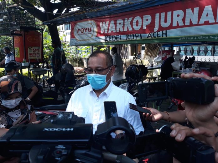 Calon Wali Kota Medan Akhyar Nasution saat diwawancarai wartawan di Warkop Jurnalis Medan, Selasa (20/10/2020). (f:mistar/anita)