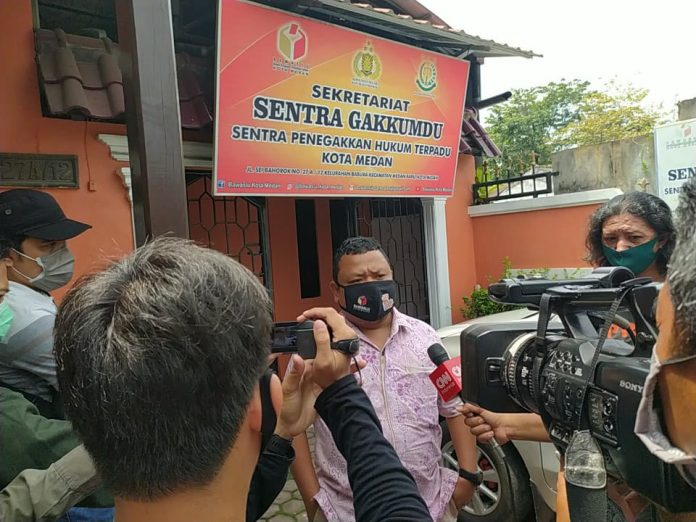 Tim hukum AMAN Muhammad Hatta saat di Bawaslu Medan. (f:mistar/iskandar)