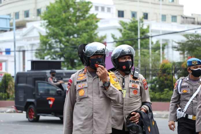 Kapolda Sumut Irjen Pol Martuani saat turun ke lokasi unjuk rasa di Kota Medan, Kamis (8/10/2020). (f:mistar/ist)