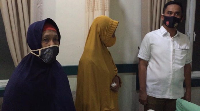 Pihak keluarga pendemo didampimping Direktur Reskrimum Polda Sumut Kombes Pol Irwan Anwar di Rumah Sakit Bhayangkara, Jumat (9/10/2020). (Foto Mistar / ist)