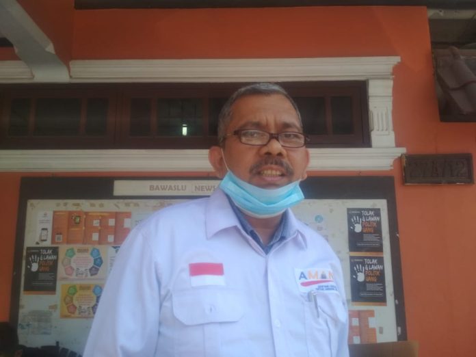 Kuasa hukum Tim AMAN Muhammad Hatta usai membuat laporan di Bawaslu Medan. (f:iskandar/mistar).