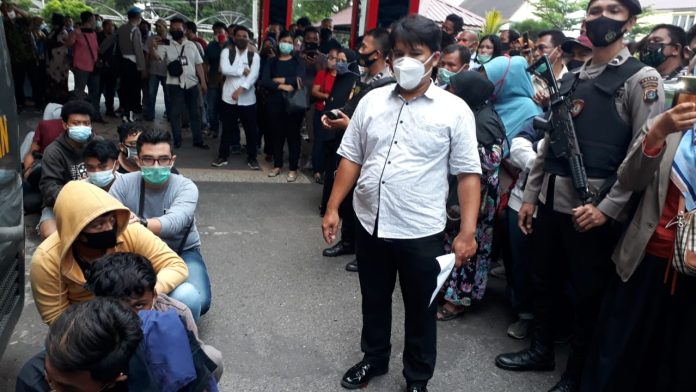 Para pengunjuk rasa saat diamankan di Mapolda Sumut, Jumat (9/10/2020). (f:mistar/saut)