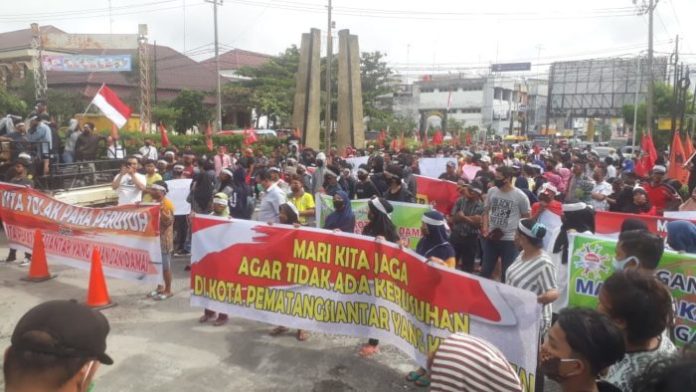 Ratusan massa dari berbagai elemen masyarakat yang tergabung dalam Aliansi Masyarakat Peduli Siantar (AMPS) turun ke jalan melakukan aksi unjuk rasa damai