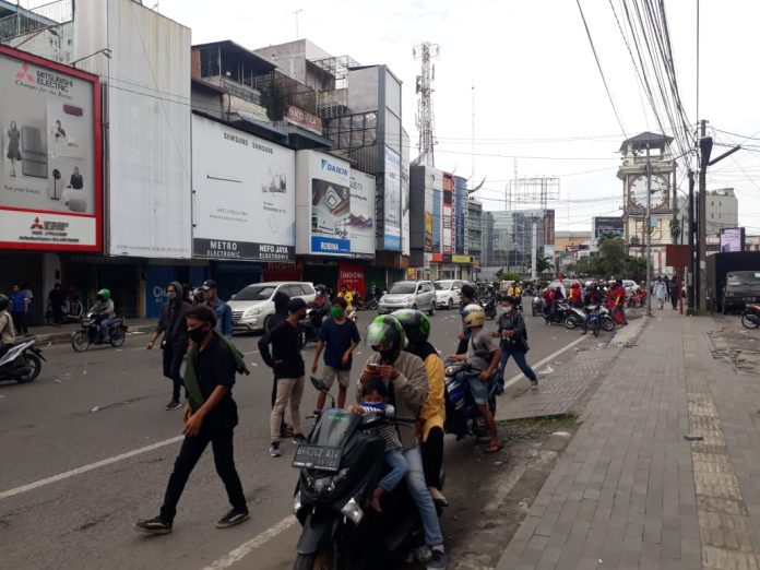 Sejumlah toko di Jalan Gatot Subroto yang tutup karena adanya aksi demo. (f:edrin/mistar)