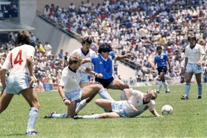 Diego Maradona membawa bola dengan melewati tiga bek Inggris saat Argentina menang 2-1 dalam perempatfinal Piala Dunia 1986 di Meksiko pada 22 Juni 1986 di mana Maradona mencetak dua gol yang salah satunya dikenal dengan gol 