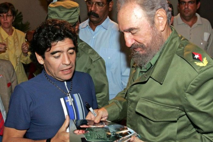 Diego Armando Maradona dan mendiang Presiden Kuba Fidel Castro saat bertemu pada di Havana pada 27 Oktober 2005. Kedua tokoh meninggal dunia dalam tanggal yang sama, 25 November. (AFP/ISMAEL FRANCISCO GONZALEZ)