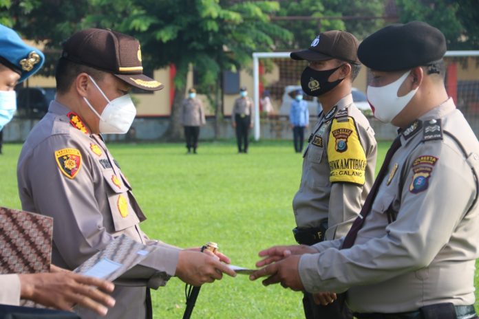 Kapolresta Deli Serdang, Kombes Pol Yemi Mandagi menyerahkan reward (penghargaan) kepada personilnya sekaligus mengucapkan HUT Korpri ke 49 di Lapangan Hijau Mapolresta Deliserdang.(f:mistar/ist)