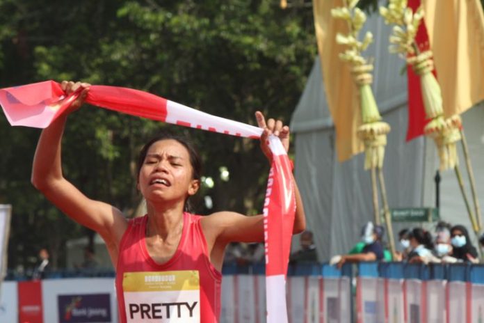 Pelari Elite Race Borobudur Marathon 2020 Putri, Pretty Sihite, keluar sebagai peserta lari tercepat, Minggu (15/11/2020) di kawasan Candi Borobudur, Magelang.(kompas.com)