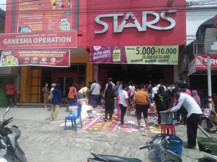 Kerumunan warga yang berbelanja di toko stars Balige Toba.(f:mistar/james)