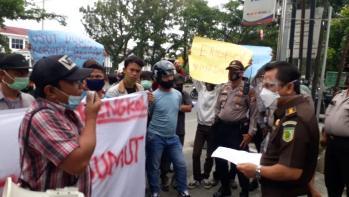 Forum Bela Petani Indonesia (FBPI) berunjuk rasa ke Kejati Sumut mendesak agar dugaan korupsi di Dinas KPH Sumut segera diusut. (f:mistar/amsal)