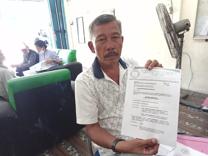 Besar Banjarnahor, pengacara dari LBH Siantar-Simalungun menunjukkan surat laporan terhadap Jumita Vani yang mengumbar ucapan tak pantas terhadap korban kecelakaan beruntun di Simalungun, Kamis (26/11/20).(f:mistar/hamzah)