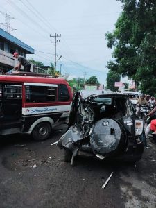 Mobil Daihatsu Terios yang dikendarai Sepri Ijon Maujana Saragih yang ringsek akibat truk tronton yang remnya blong.(f:mistar/ist)
