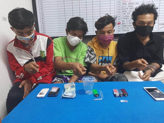 Empat pelaku tindak pidana narkoba, Leo (19), Fajli (19), Andi (25) dan Onky diamankan di Polres Pematangsiantar, Rabu (18/11/2020)