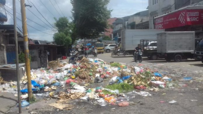 Sampah di Jalan Patuan Anggi Siantar Menumpuk