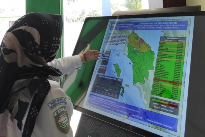 Kepala Stasiun Geofisika BMKG Deliserdang menunjukkan monitor pencatat sambaran petir (ANTARA/HO)