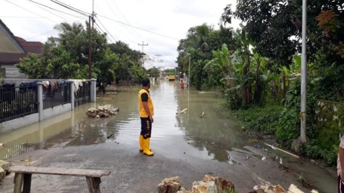 30 Rumah di Jalan Bombongan Raya Terendam Banjir, ini Upaya Polsek Martoba
