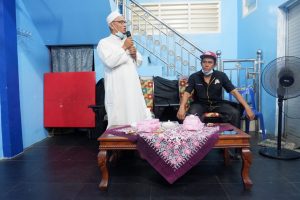 Ustad Irwan Saragih Spdi didampingi Ketua MPN, B.Tambunan.(f:mistar/ist) 
