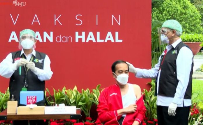 Presiden Joko Widodo (Jokowi) kemudian bergeser untuk melakukan vaksinasi dosis kedua