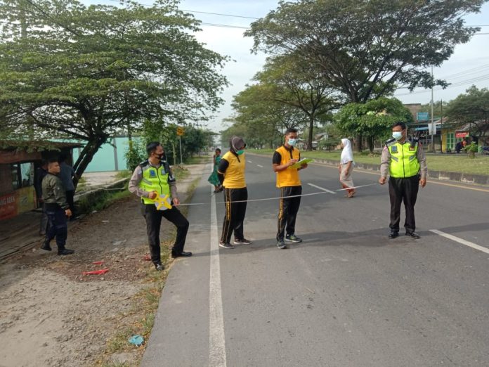 Petugas unit Laka Satlantas Polresta Deli Serdang tengah melakuka olah TKP di lokasi kejadian tabrakan.(f:mistar/ist)