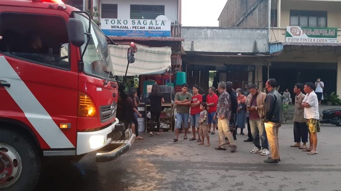 Kebakaran satu unit rumah toko (Ruko) yang berada di Desa Pardomuan Satu