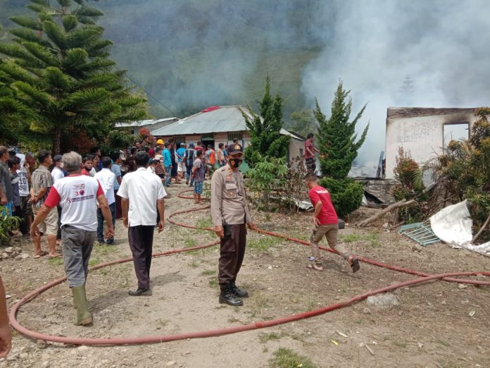 Rumah milik Tio Malau warga Desa Sosor Dolok, Kecamatan Harian Samosir yang terbakar.(f:mistar/sawangin)