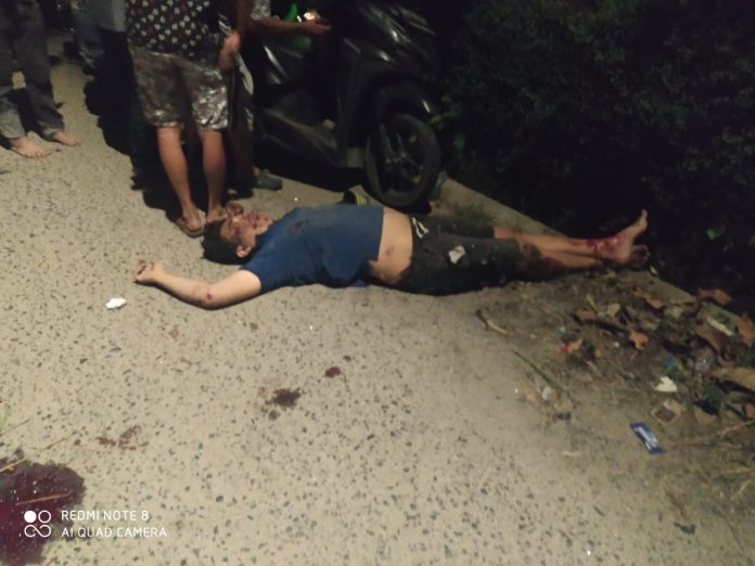 Korban kecelakaan tunggal saat berada di TKP pasca terjatuh dari sepeda motor di Jalan Meranti Ujung depan SMPN 6 Kelurahan Kahean, Kecamatan Siantar Utara Kota Pematangsiantar, Minggu (21/2/2021) malam.(f:mistar/ist)