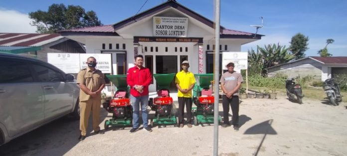 Ketua Komisi I DPRD Dairi Berikan 3 Mesin Perontok Jagung Pada Petani