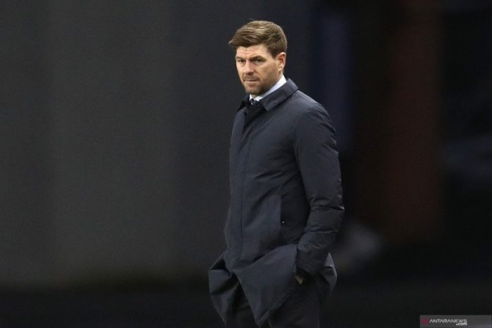 Steven Gerrard saat memimpin Rangers dalam pertandingan babak 32 besar Liga Europa lawan Royal Antwerp di Ibrox Stadium, Glasgow pada 26 Februari 2021.(AFP/RUSSELL CHEYNE)