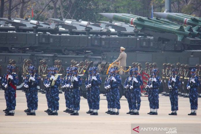 Pemimpin junta militer Myanmar Jenderal Min Aung Hlaing yang menggulingkan pemerintah terpilih dalam kudeta pada 1 Februari, memimpin parade militer pada Hari Angkatan Bersenjata di Naypyitaw, Myanmar, Sabtu (27/3/2021). ANTARA FOTO/REUTERS/Stringer/rwa.