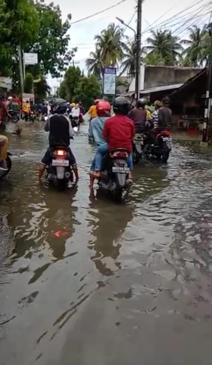Warga Minta Pemko Medan Atasi Banjir di Jalan Anggrek Raya