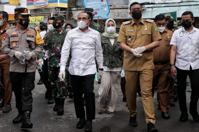 Kota Medan dan Gubsu Bagikan Masker dan Hand Sanitizer ke Pedagang