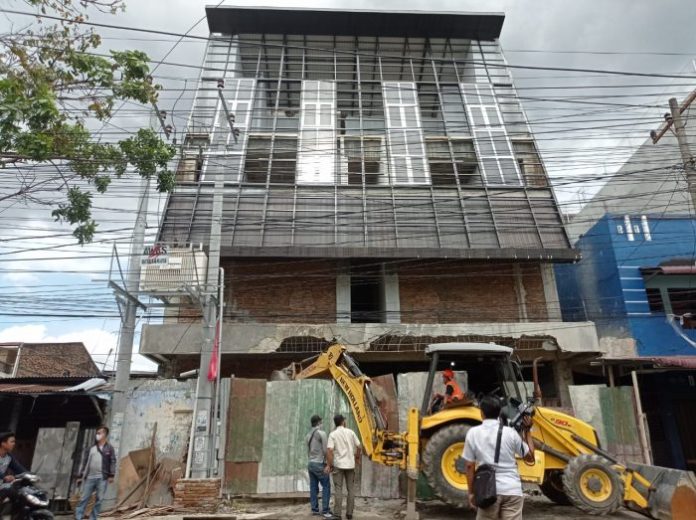 Pemko Medan Hancurkan Gedung Tak Berijin di Padang Bulan