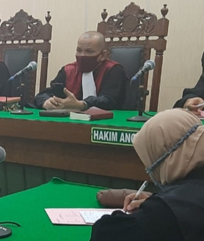 Ketua Majelis Hakim, Safril Batubara saat membacakan putusan mati terhadap terdakwa Ricky Nasution.(f:mistar/ist)