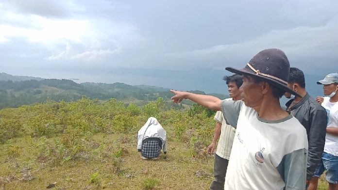 Komen Silalahi menunjukkan tanah milik marga Silalahi di Desa Martoba Kecamatan Simanindo Kabupaten Samosir.( f:mistar/sawangin sinurat)