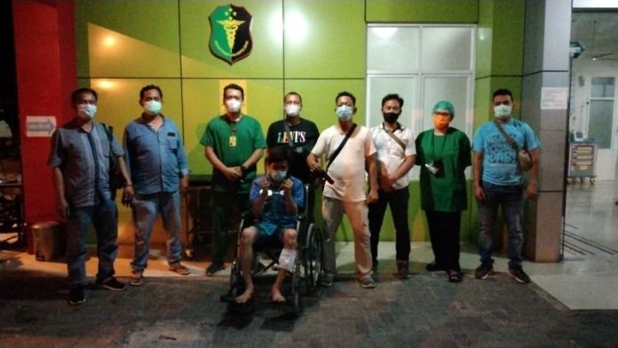 Tersangka (duduk di kursi roda) usai mendapatkan perawatan medis di RS Bhayangkara Medan, usai ditangkap. (f: ist/mistar)