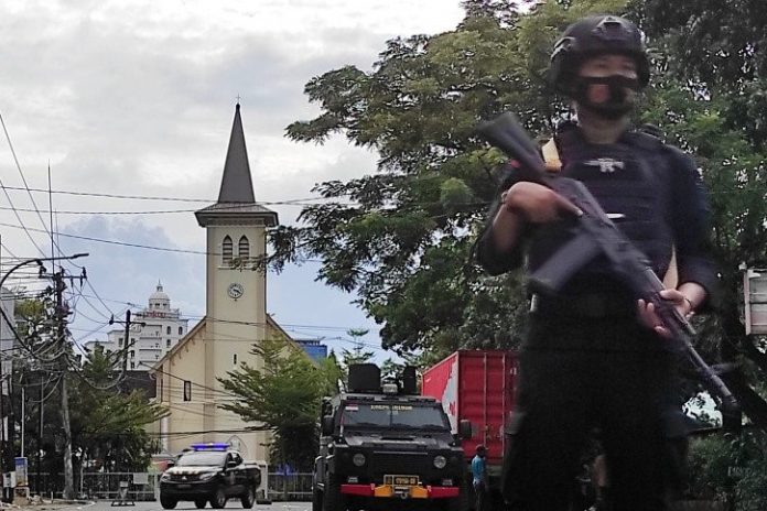 Aparat kepolisian bersenjata lengkap berjaga-jaga usai kejadian bom bunuh diri di Gereja Katedral, Kota Makassar, Sulawesi Selatan, Minggu (28/3/2021).(antara)