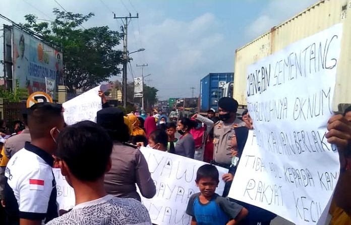 Minta Pelaku Pembunuhan 2 Wanita Dihukum Berat, Puluhan Omak-omak Demo ke Polres Pelabuhan Belawan