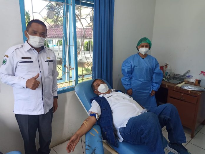 Aksi donor darah yang digagas Sekretaris Daerah Kabupaten Karo Drs. Kamperas Terkelin Purba di Rumah Sakit Umum Kabanjahe, Rabu (10/3/21). (f:mistar/ist)