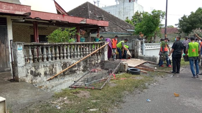 Suasana jalannya eksekusi satu rumah di Jalan Sei Batang Serangan Medan. (f: ial/mistar)