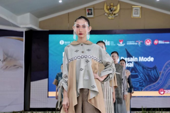 Fashion Show  pakaian hasil rancangan desainer lokal hasil Program Inkubasi Desain Mode dan Produksi Baju Siap Pakai di Aula SMKN 8 Medan, Jalan Dr Mansyur/Jl STMK, Medan Selayang, Rabu (10/3/2021). (f:mistar/ist).